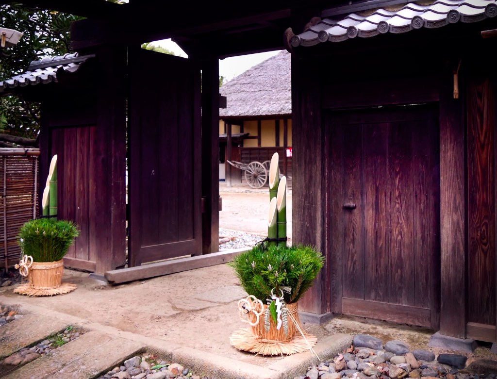 (Tradition) Kadomatsu, les portes s’ornent de bambou et de fleurs pour accueillir la nouvelle&nbsp;année