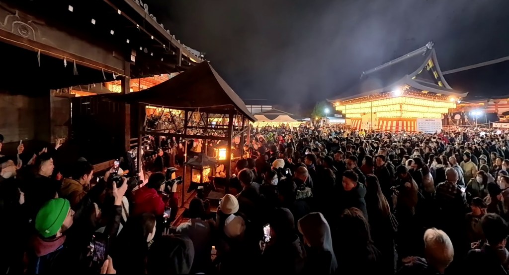 (Kyoto) Okera-mairi (をけら参り, le rituel du 31 décembre au sanctuaire&nbsp;Yasaka