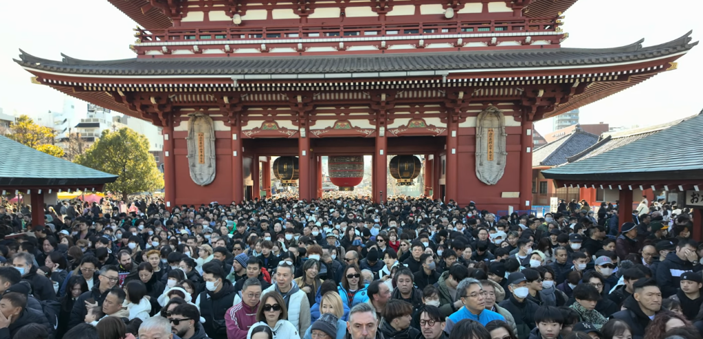 (Tokyo) Asakusa submergé par la foule pour le premier jour de&nbsp;l’année