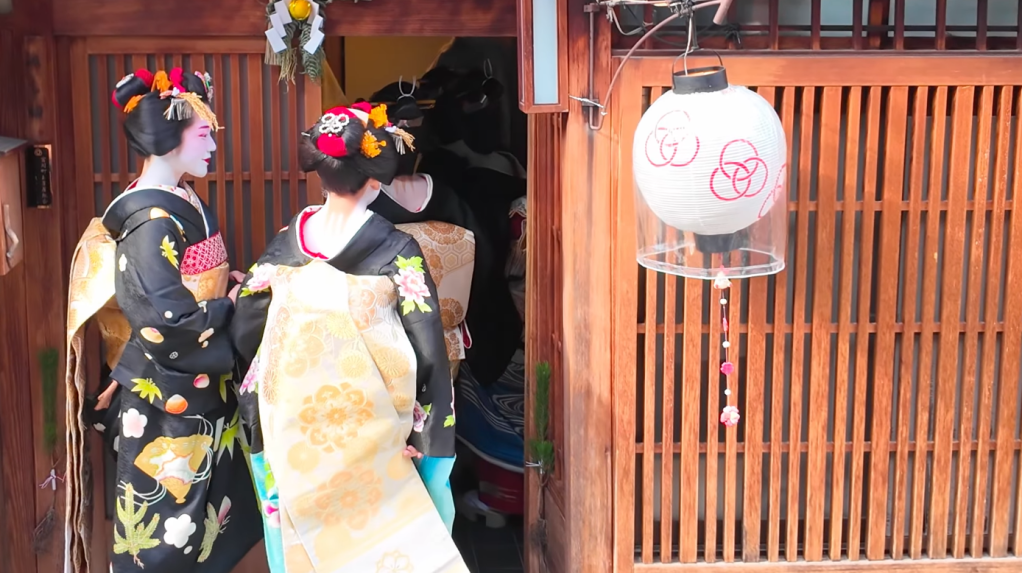 (Tradition)Les geiko et maiko renouvellent leur serment pour le Nouvel An à&nbsp;Kyoto
