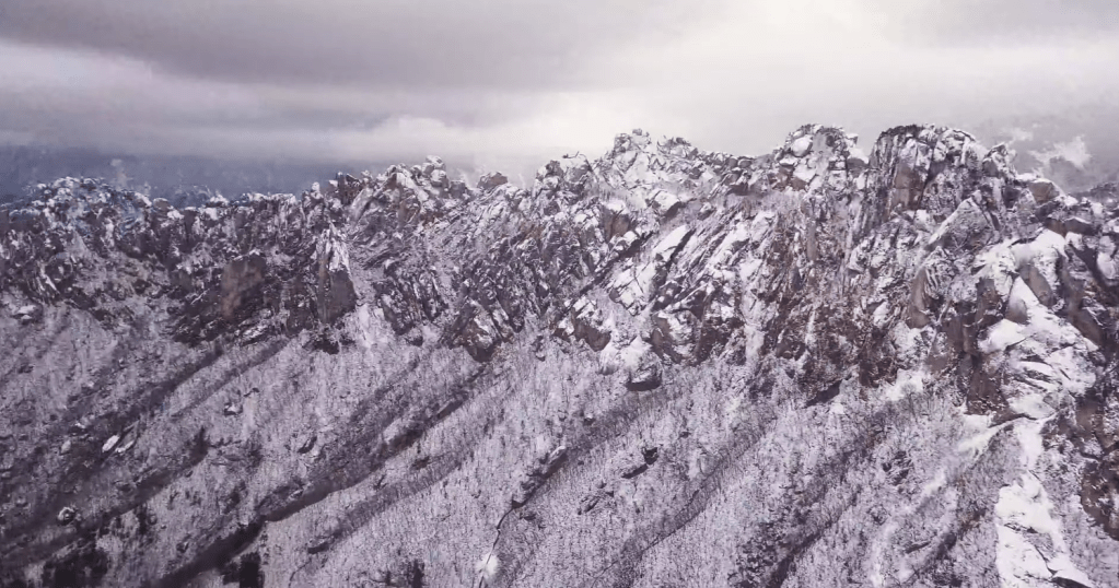 (Corée du sud) Quand l’hiver fige Ulsanbawi, joyau minéral de&nbsp;Seoraksan