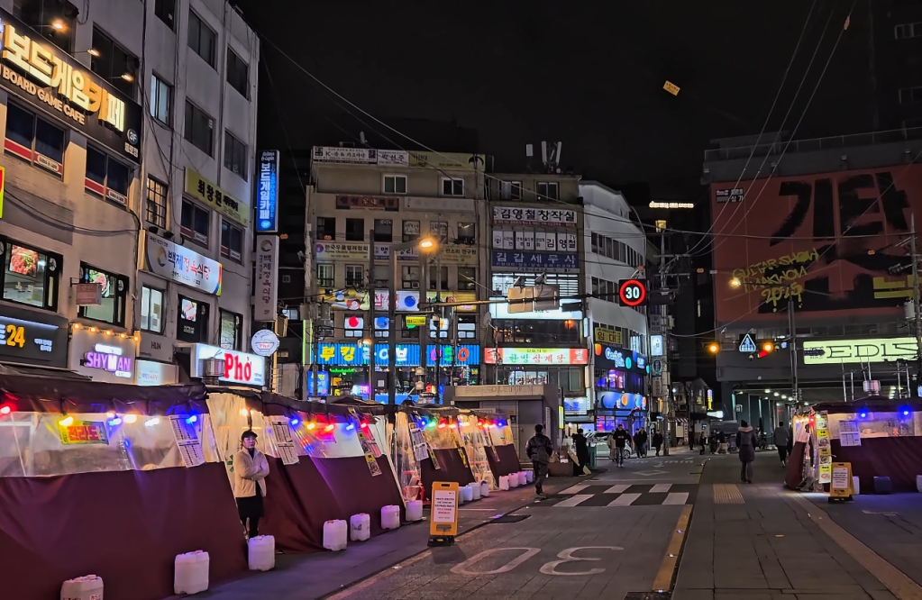 Jongno à la nuit tombée, l’âme de Séoul sous les&nbsp;bâches