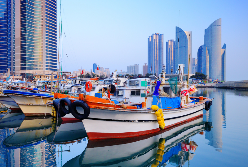 (Corée du sud) Horizons croisés : la skyline de Busan face au vieux&nbsp;port