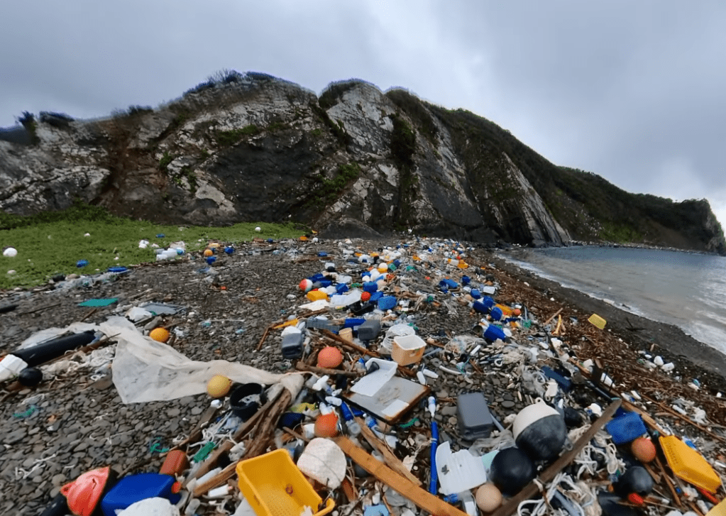 Quand la mer recrache nos excès, le drame écologique de Tsushima, l’île japonaise submergée par la marée  de déchets&nbsp;plastique