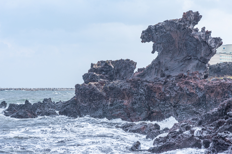 À Jeju, le rocher du Dragon défie les vagues et les&nbsp;légendes