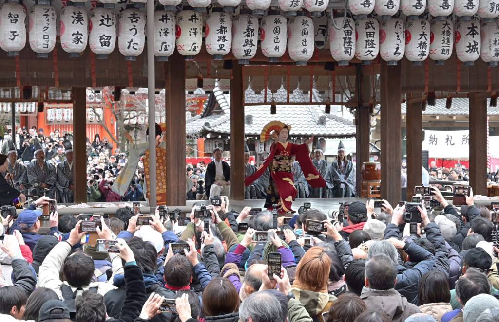 (Setsubun): Kyoto perpétue la tradition du lancer de haricots au sanctuaire&nbsp;Yasaka