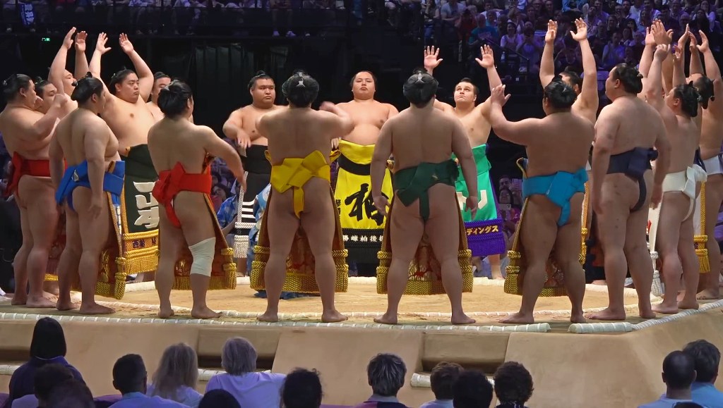 Kotozakura s’impose à Paris et décroche la couronne du tournoi d’exhibition de sumo
