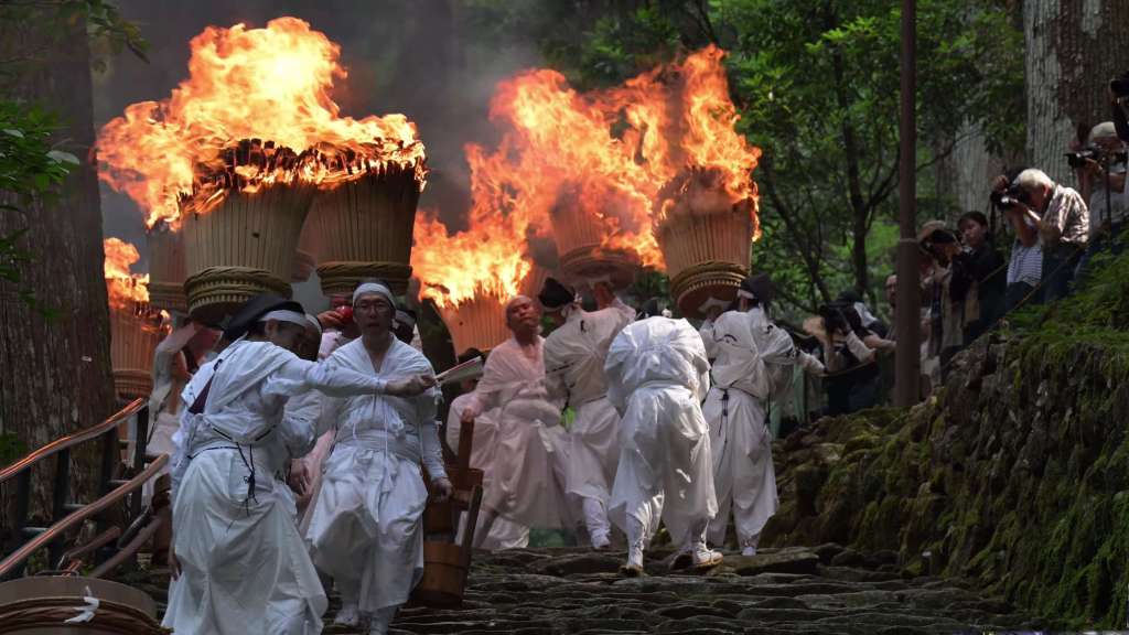 Le feu sacré éclaire Kumano Nachi Taisha : un rituel millénaire au cœur des montagnes&nbsp;japonaises