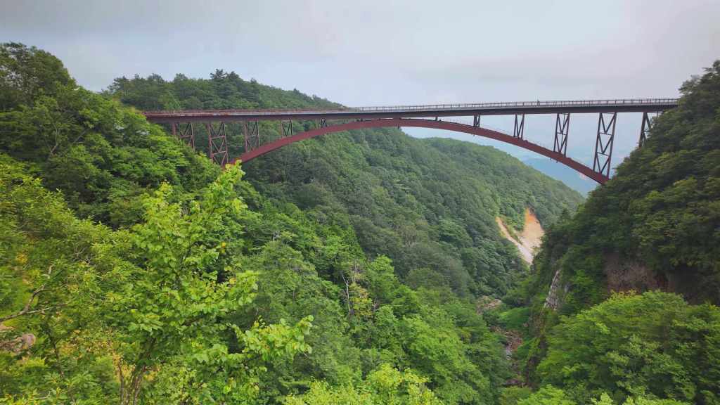 Pont de Fudosawa, le géant suspendu qui relie les montagnes du&nbsp;Tōhoku