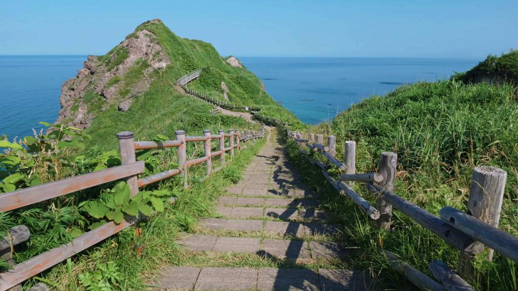 Cap Kamui : la randonnée où les falaises rencontrent l&rsquo;infini de la mer du&nbsp;Japon