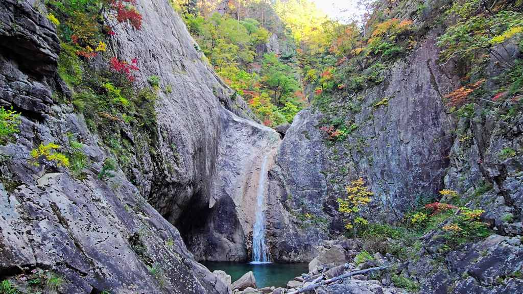 Cheondang, la cascade de Seoraksan au cœur des couleurs&nbsp;d’automne